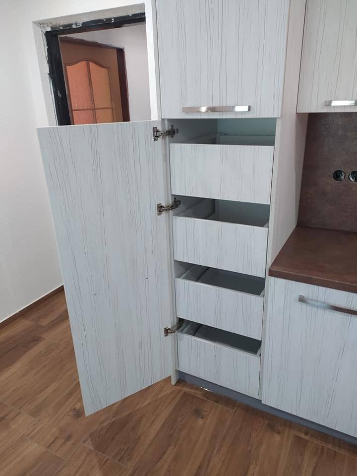 Hoher Vorratsschrank mit Innenladen in der Küche