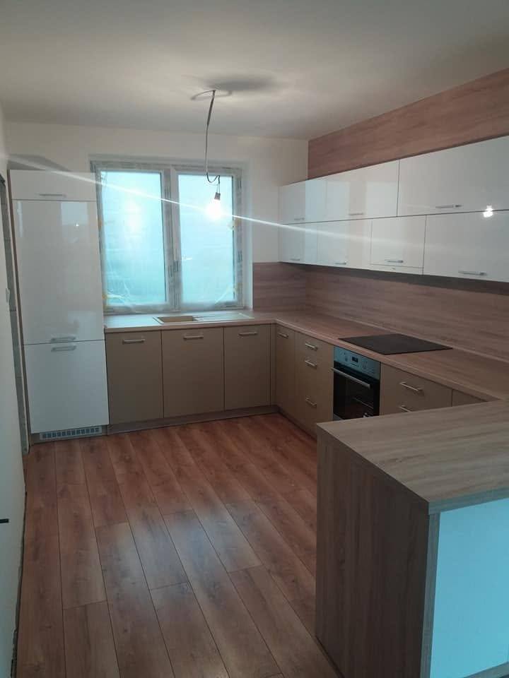 U-Küche mit Spüle unter dem Fenster und Halbinsel im Vordergrund