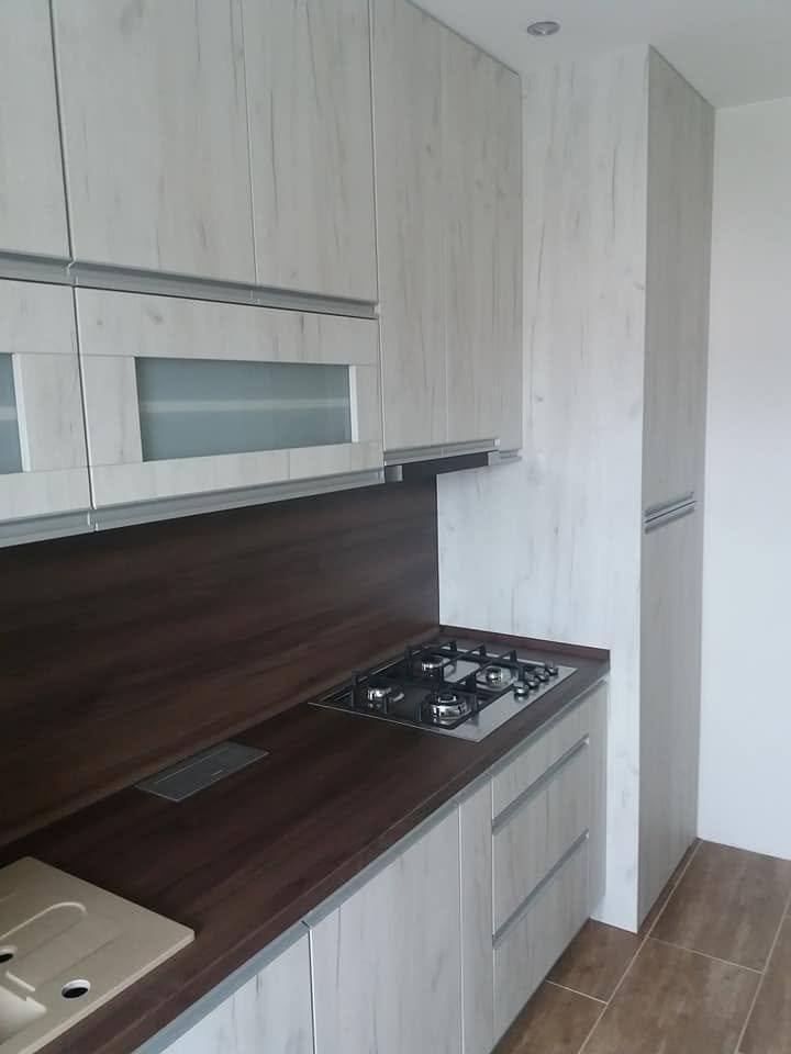 Klappen mit Satinatoglas über dunkler Platte und Gaskochfeld