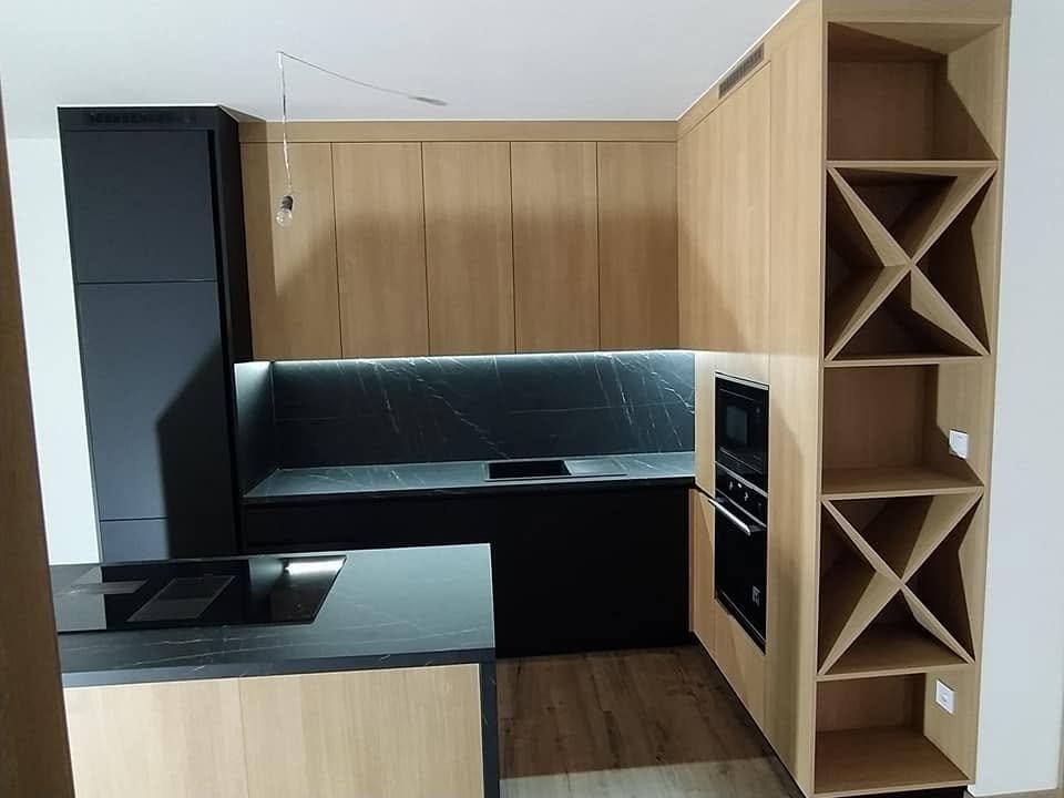 Schwarze Zeile mit Marmor-Rückwand und Weinregal mit X-Fächern