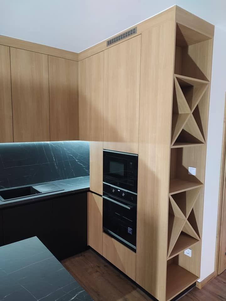Hochkästen in Eiche mit Backrohren und Weinregal in X-Form
