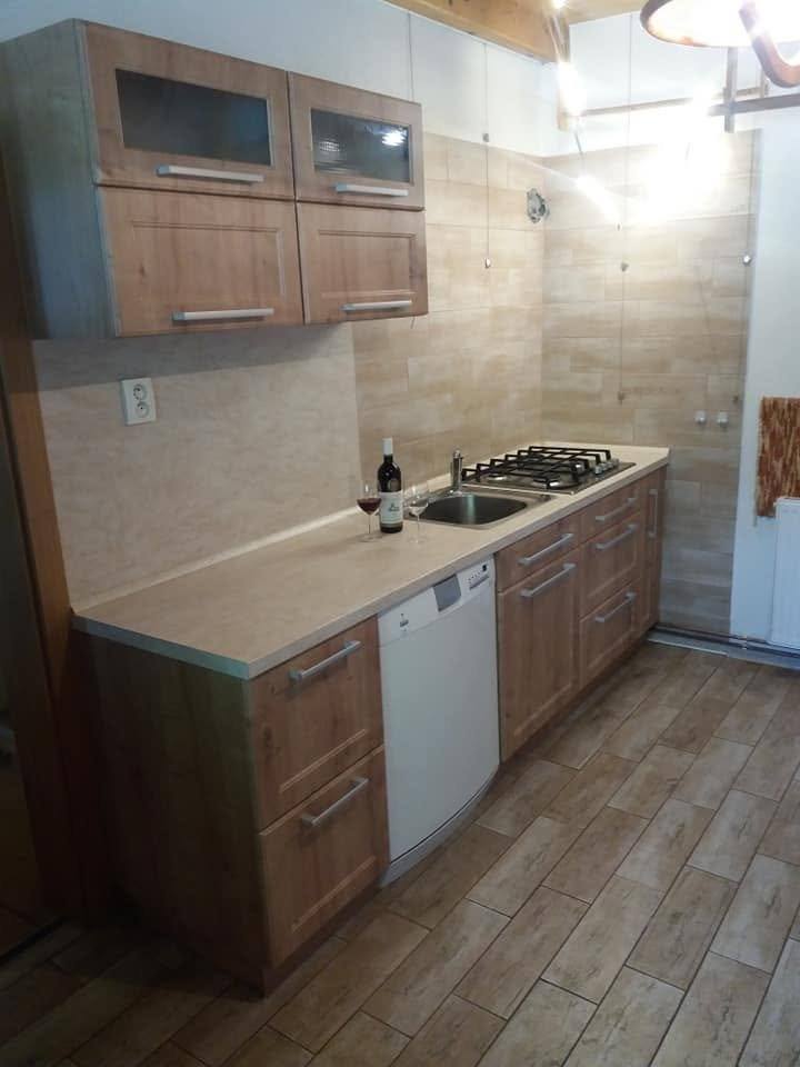 Eichenkästen mit Satinatoglas über heller Arbeitsplatte
