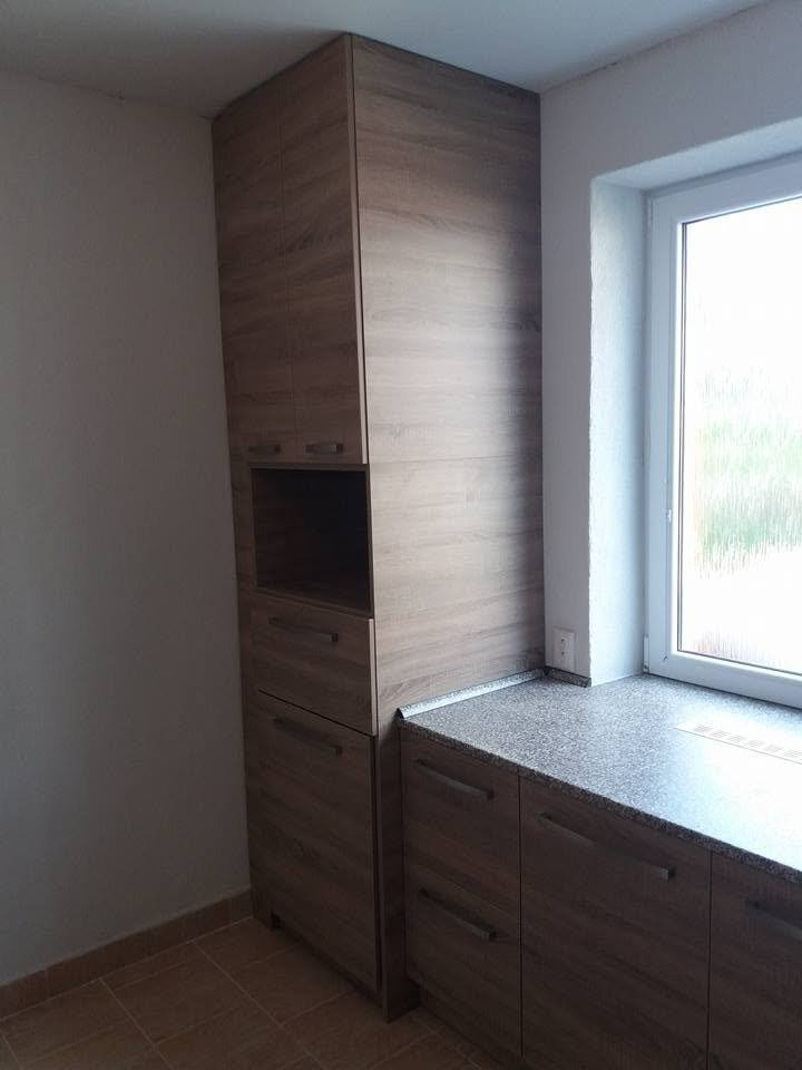 Hochkasten in Holzdekor mit offener Nische neben dem Fenster