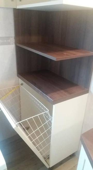 Badezimmerschrank mit Klapp-Wäschekorb und offenen Regalen