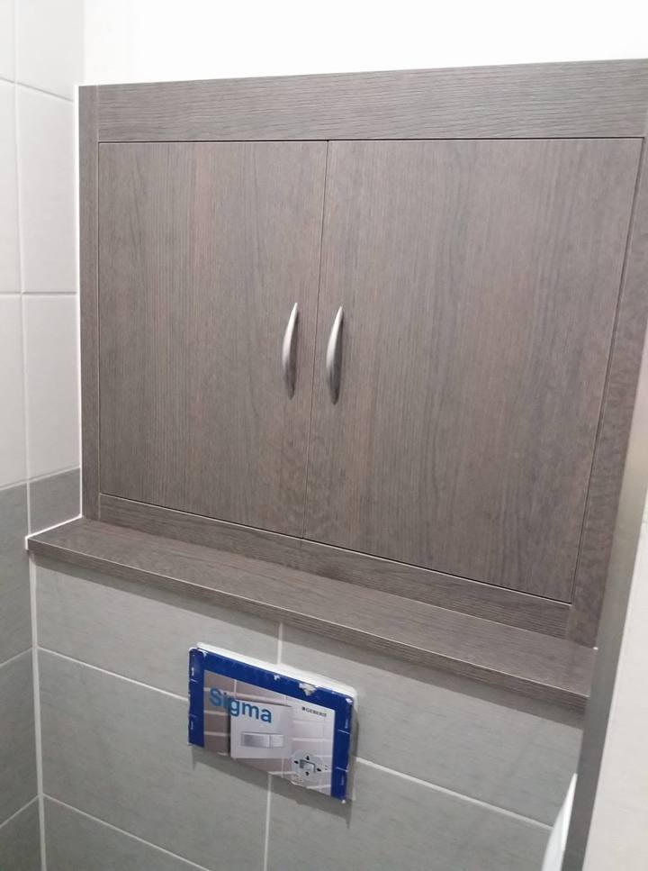 Hängeschrank über dem WC im Dekor Grau-Eiche