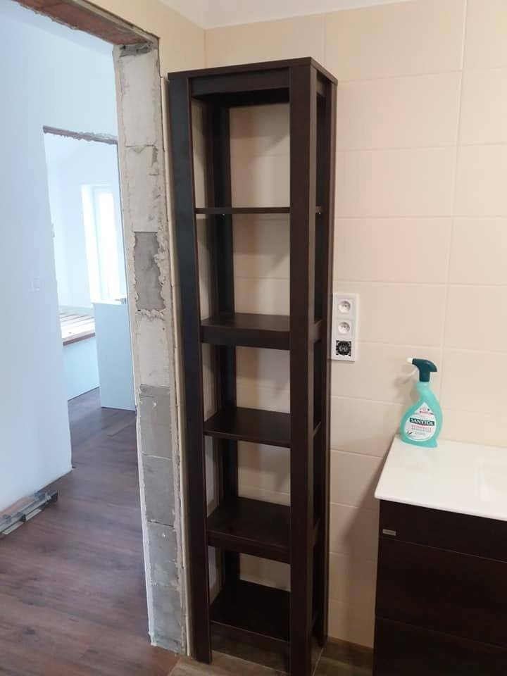 Hohes schmales Regal in Wenge im Badezimmer