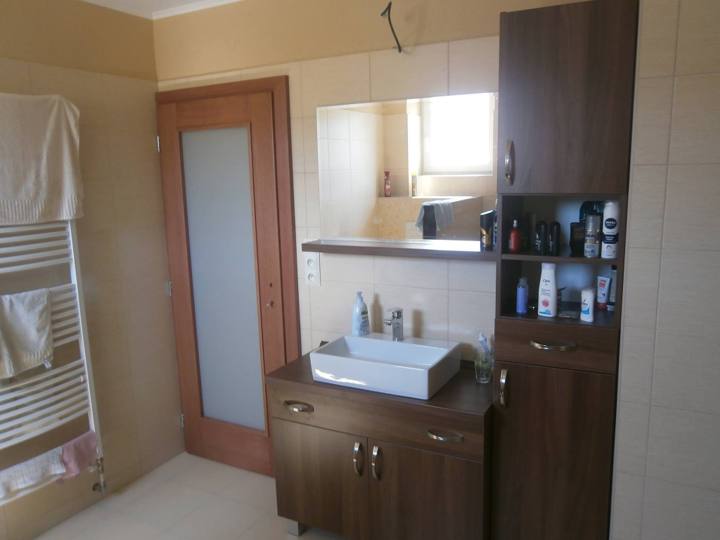 Nussbaum-Badezimmerschrank mit Hochschrank bei der Tür