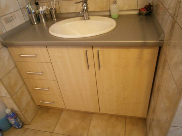 Badezimmerschrank in heller Eiche mit Laden und grauer Platte