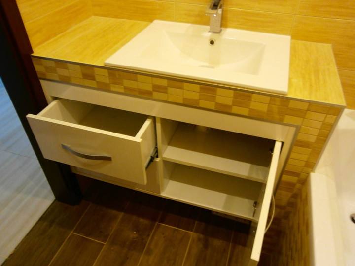 Ausgezogene Lade des Badezimmerschranks mit Mosaikverkleidung