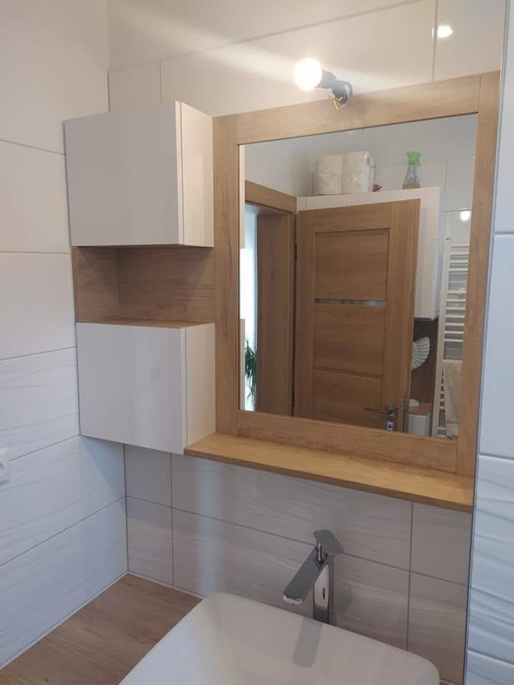 Eichenspiegel mit weißem Oberschrank über dem Waschbecken