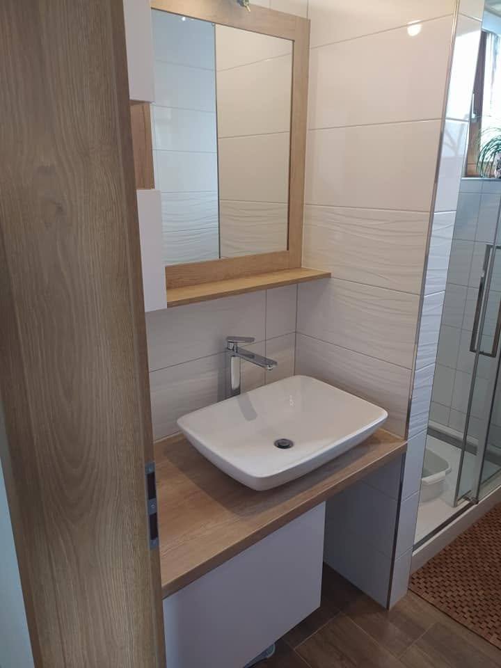 Eichenplatte mit Waschbecken und Spiegel bei der Dusche