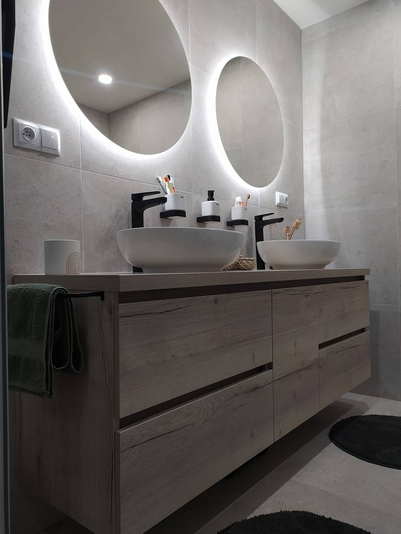 Langer Badschrank in Grau-Eiche mit zwei Spiegeln