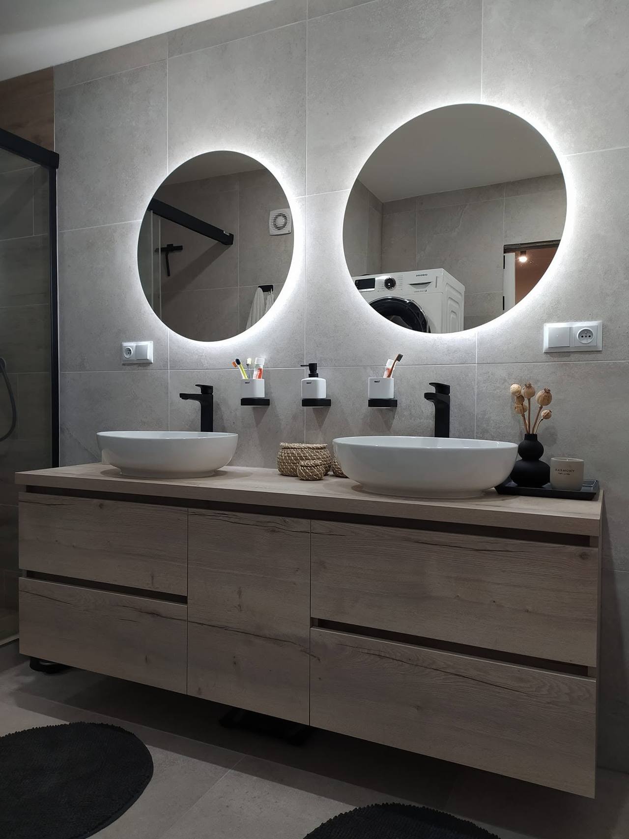Schrank in Grau-Eiche mit Aufsatzbecken und schwarzen Armaturen