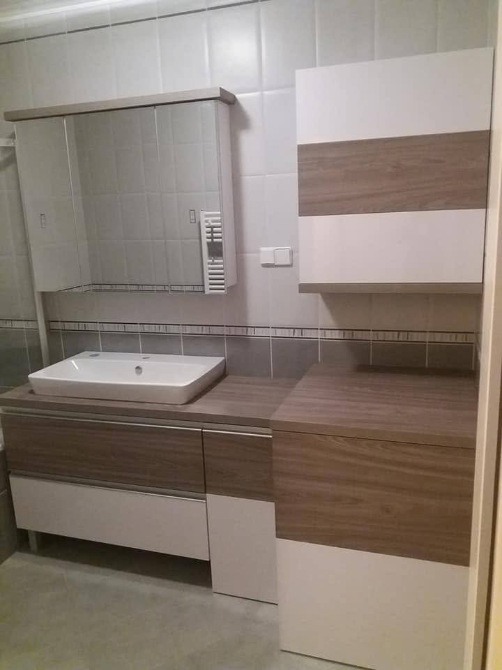 Badmöbelset in Weiß und Holzdekor mit Spiegel und Schrank