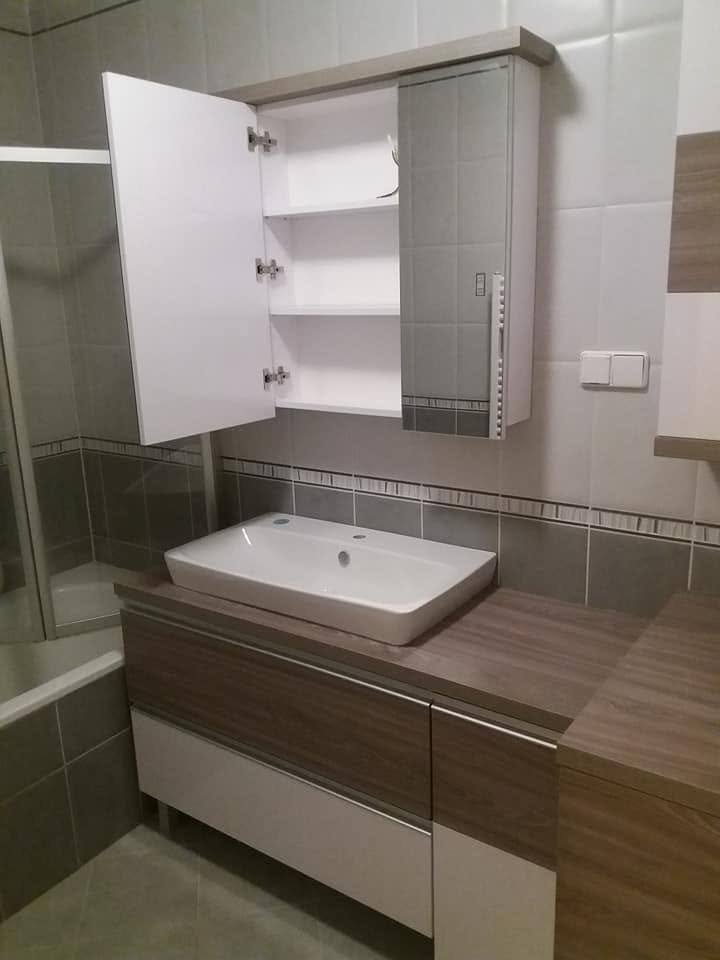 Bad mit offenem Spiegelschrank und Schrank in Holzdekor