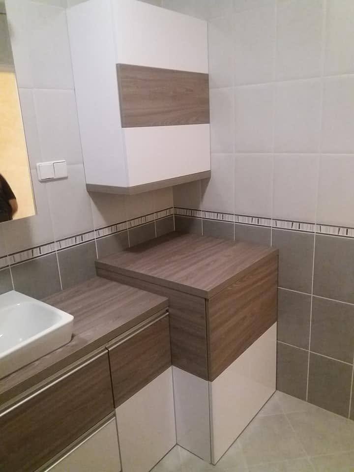 Eck-Badmöbelset in Weiß und Holzdekor mit Oberschrank