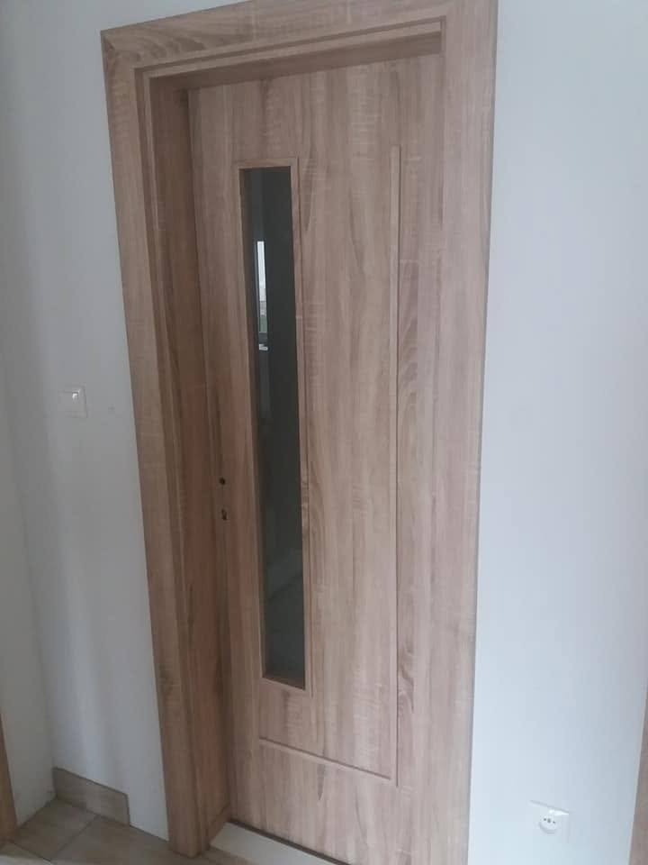 Badezimmertür in Eichendekor mit schmaler vertikaler Glasfüllung.