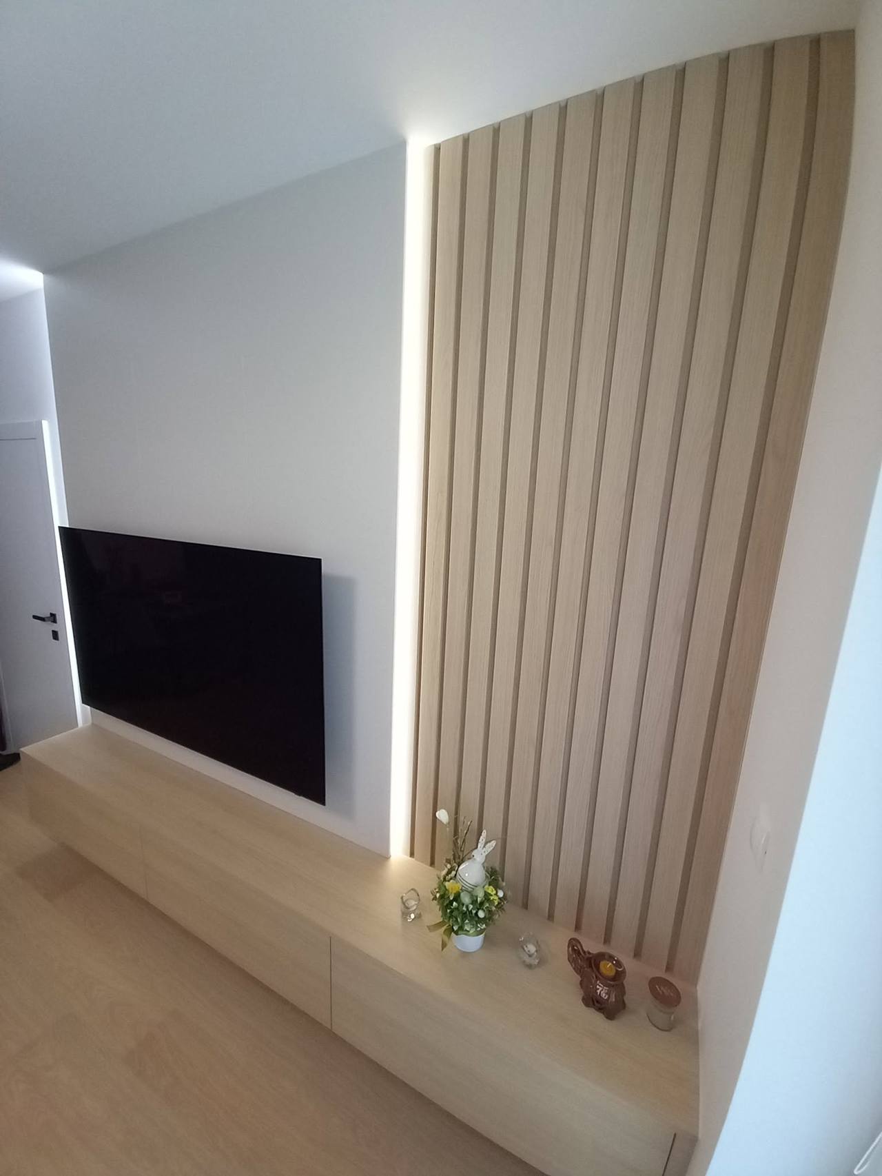 Helle Eichen-Lamellenwand mit Beleuchtung und TV-Möbel