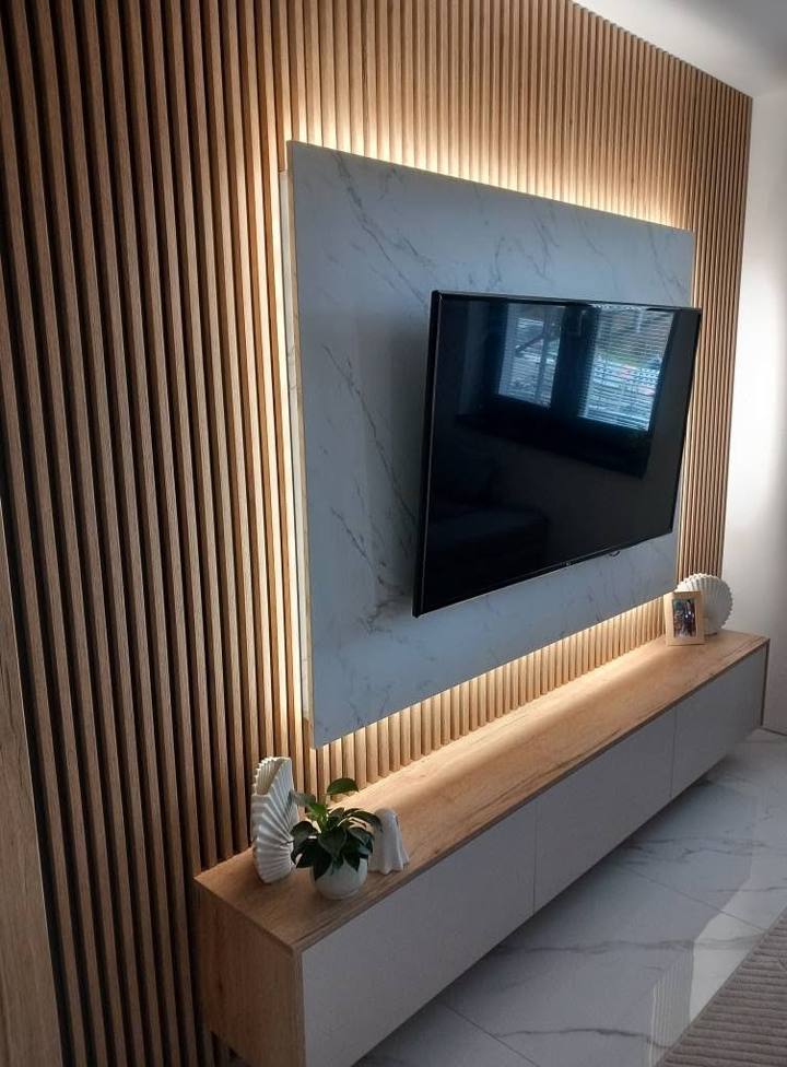 Šikmý pohľad na mramorový panel so svetlom a závesnou skrinkou