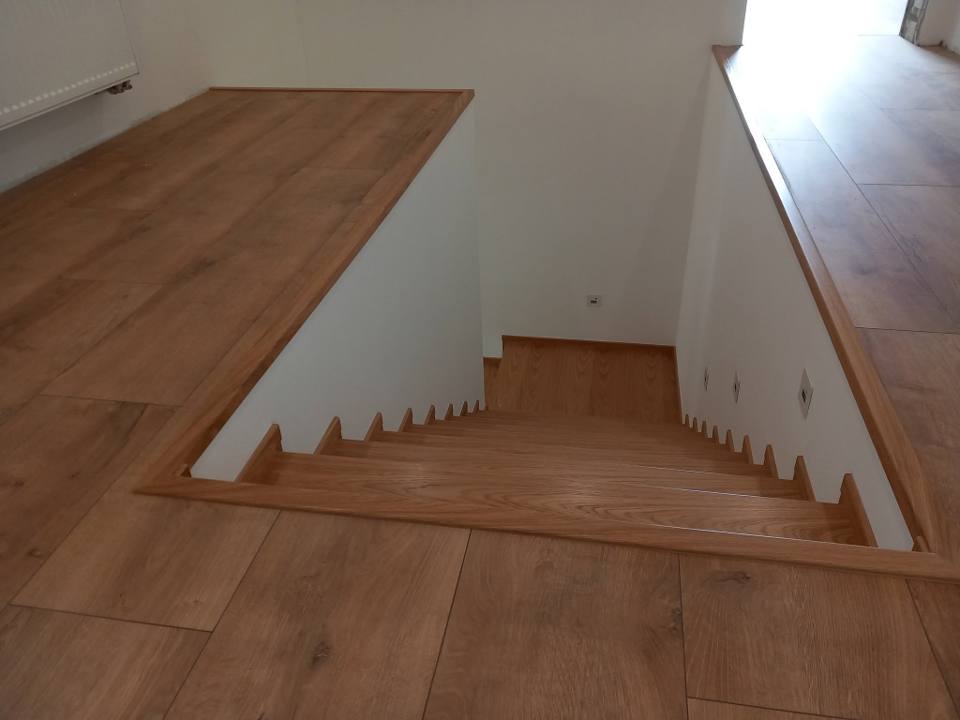 Eichenumrandung der Stiegenöffnung im Anschluss an den Boden