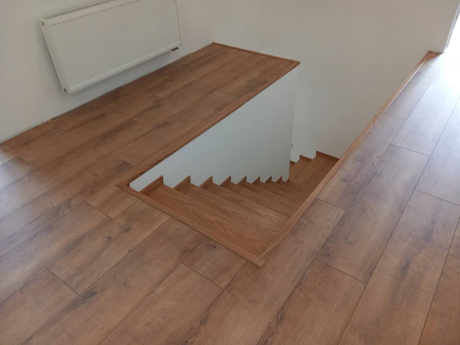 Detail der Eichenumrandung aus ähnlichem Blickwinkel aus der Nähe