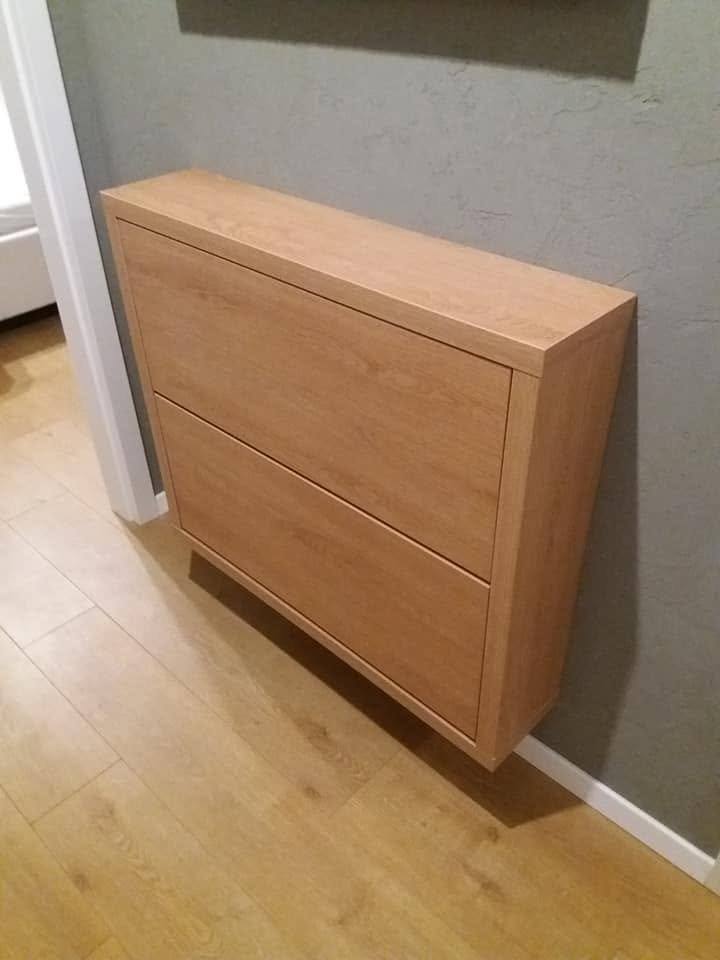 Kleiner hängender Schuhkasten in Eichendekor mit zwei Klappladen für Schuhe.