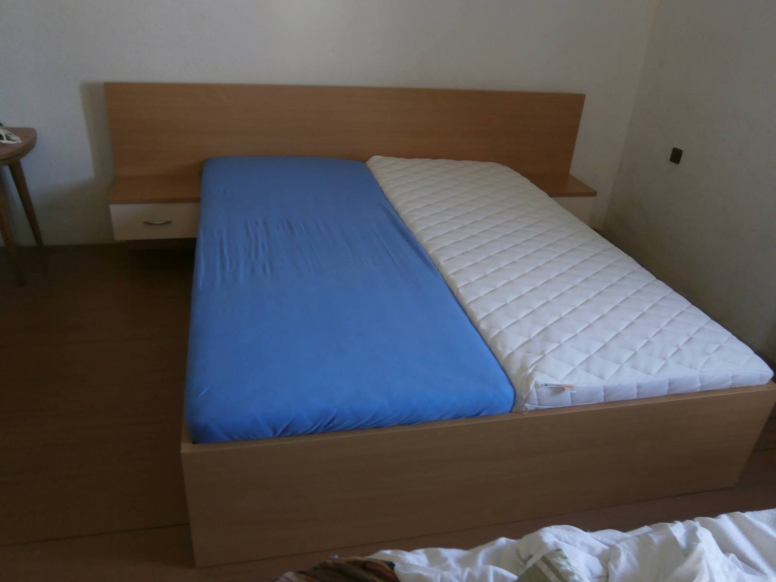 Manželská posteľ v dekore buk s vysokým čelom a stolíkmi