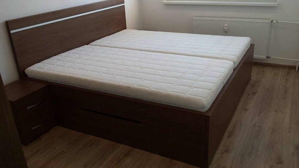 Doppelbett in Nussdekor mit Laden und Nachtkästchen