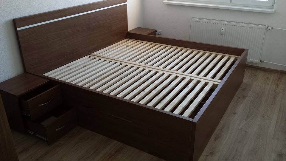 Doppelbett in Nussbaumdekor mit LED-Streifen am Kopfteil