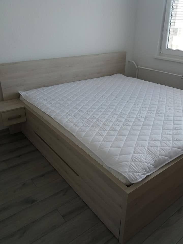 Doppelbett mit Matratze, Nachtkästchen und geschlossener Lade
