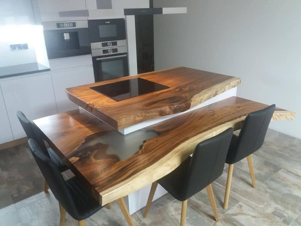 Massive Live-Edge-Platte der Insel mit eingelassenem Kochfeld.