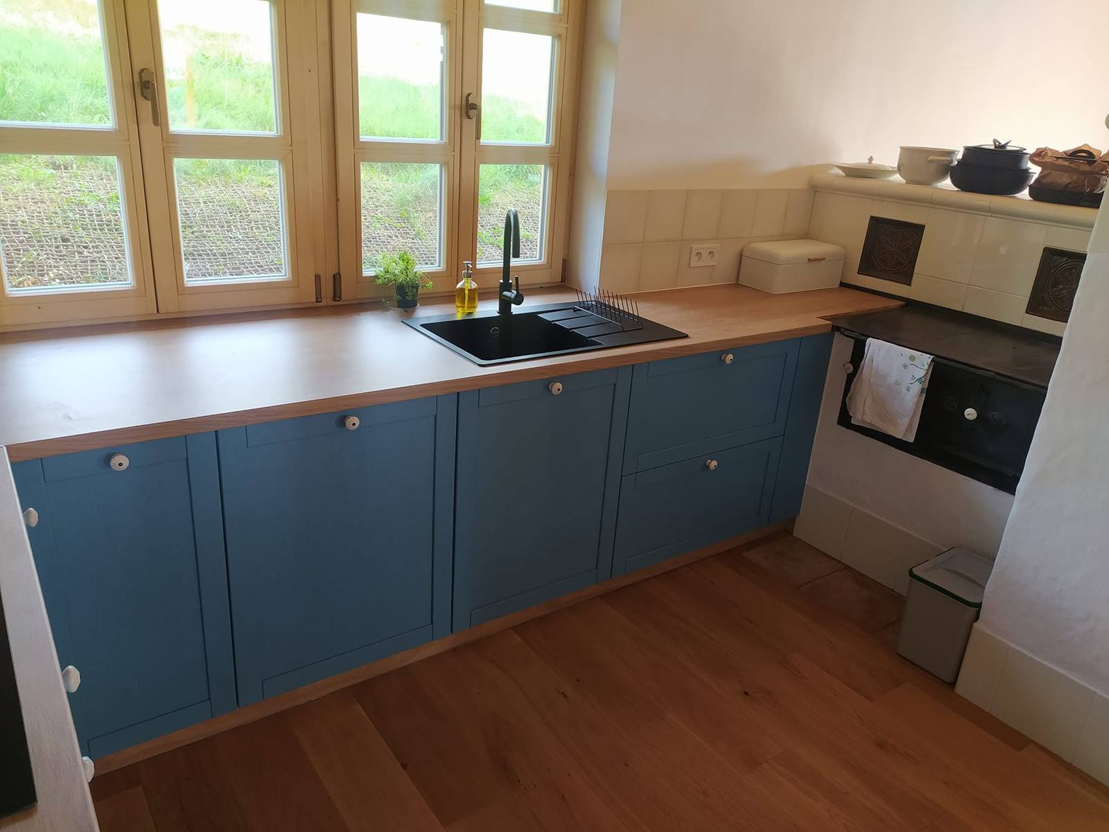 Blaue Zeile mit Abwasch unter dem Sprossenfenster