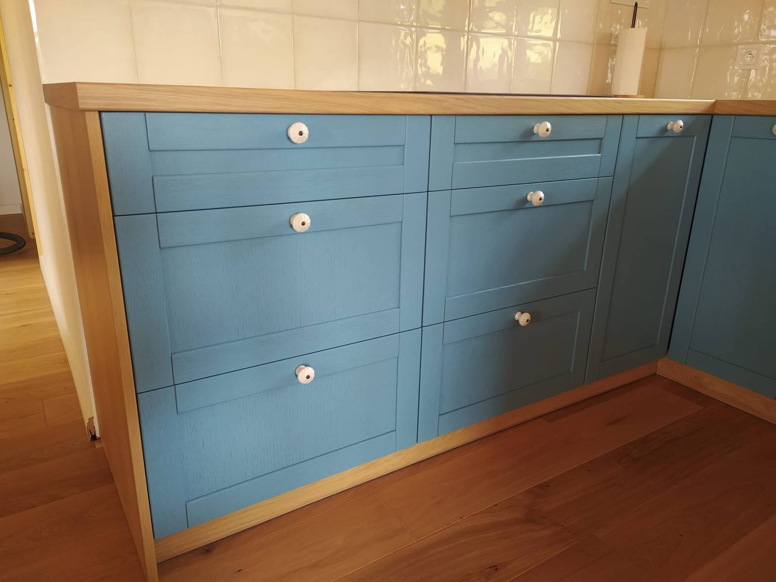 Detail der blauen Rahmenladen mit weißen Knopfgriffen