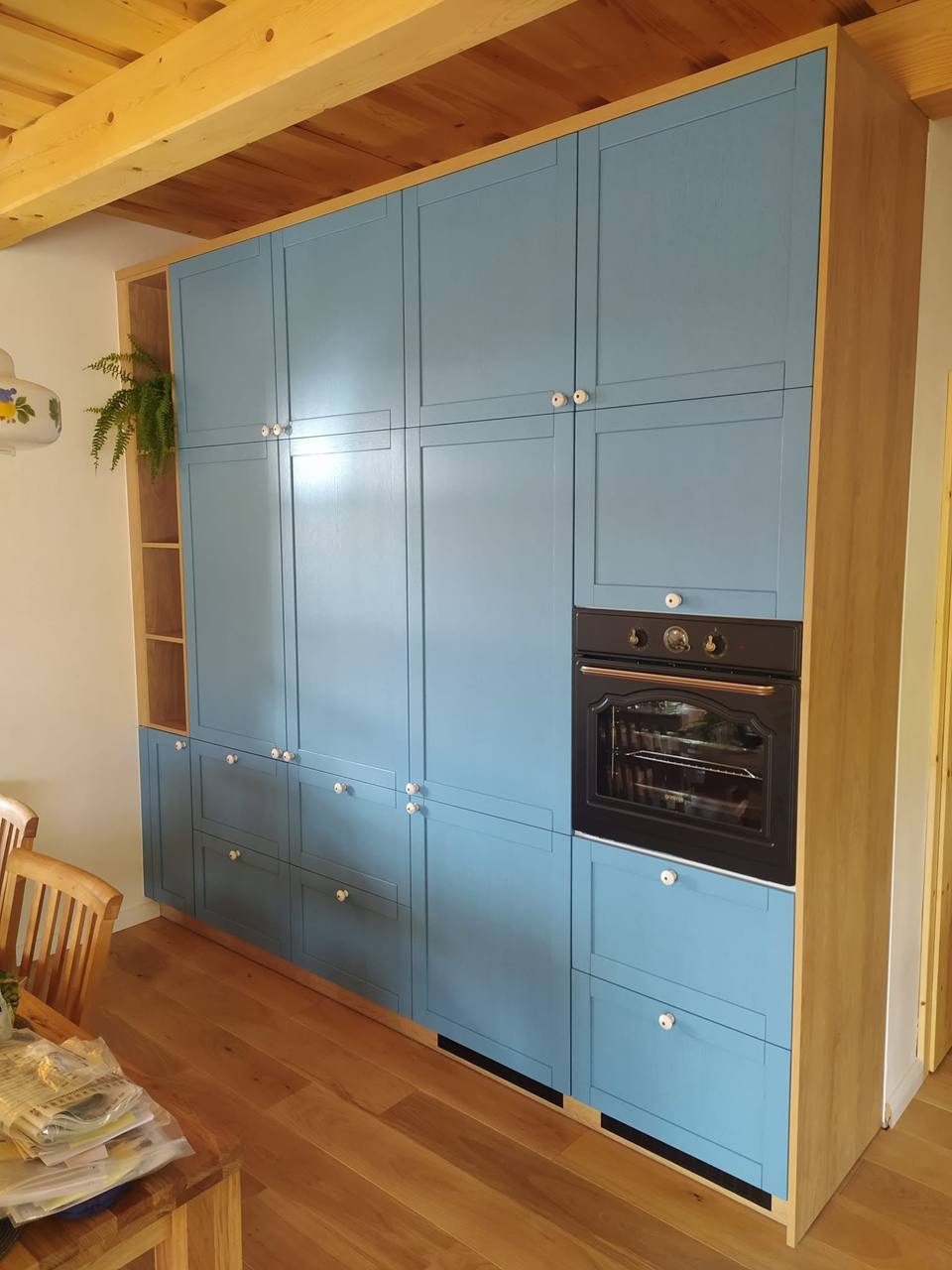 Blaue Hochkästen mit Backrohr und seitlichen Eichenborden