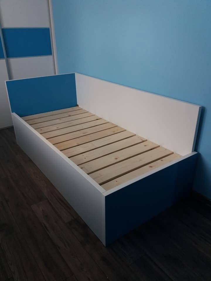 Kinderbett mit blauem Kopfteil und Lattenrost