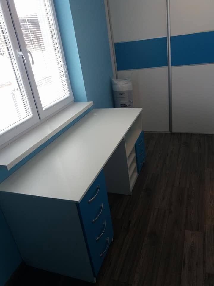 Detail modro-bieleho písacieho stola v detskej izbe