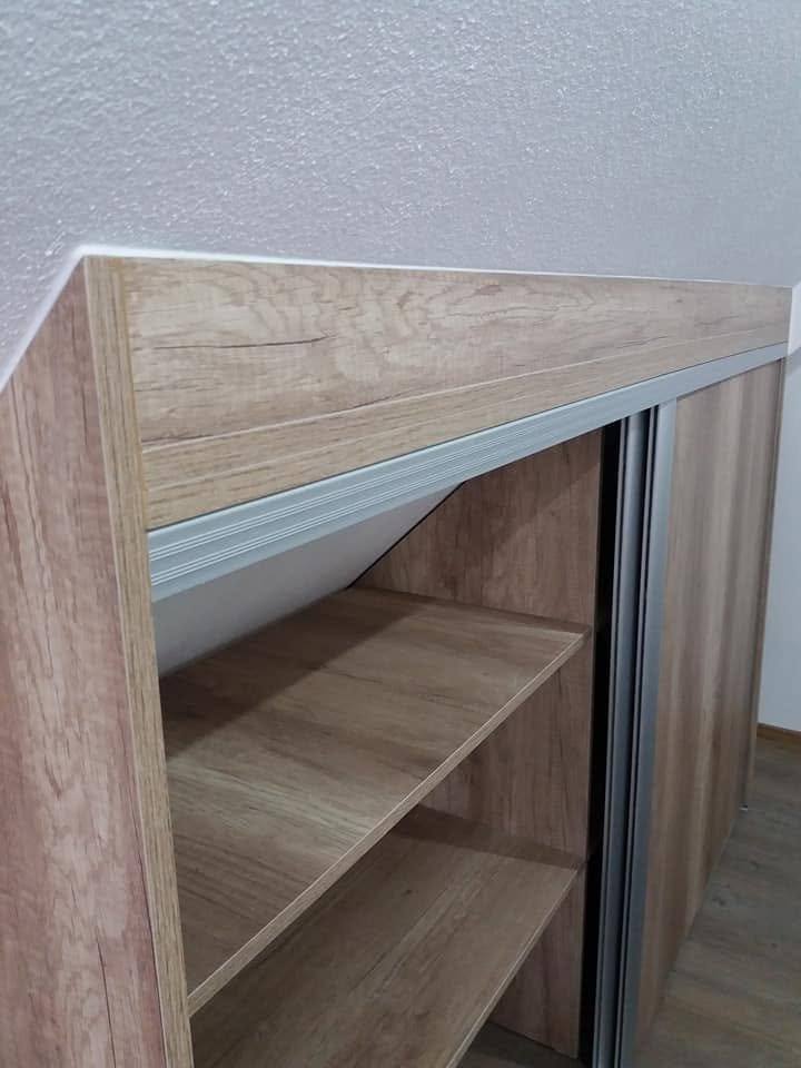 Detail der schrägen Seitenwand und der Fächer unter dem Dach