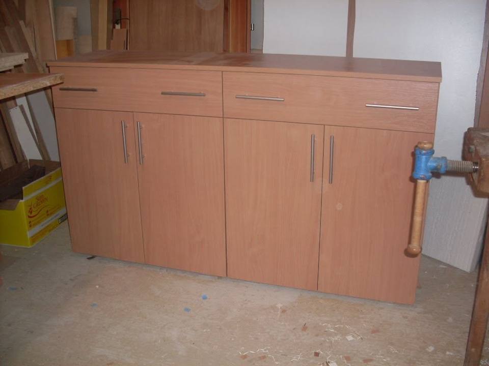 Niedriger Schrank in Erlendekor mit geschlossenen Türen in der Werkstatt