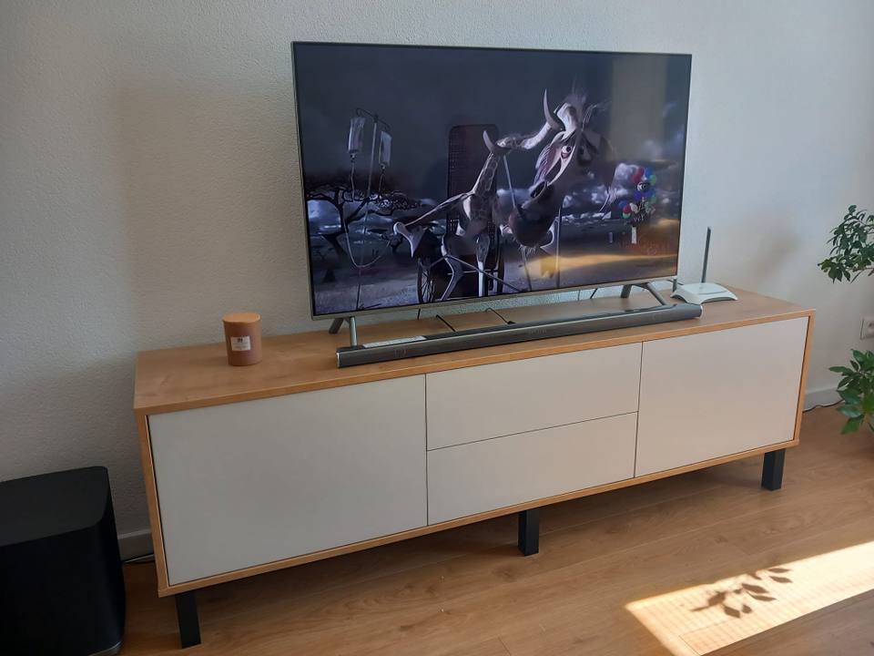 Niedrige TV-Kommode mit weißen Türen und Eichenplatte