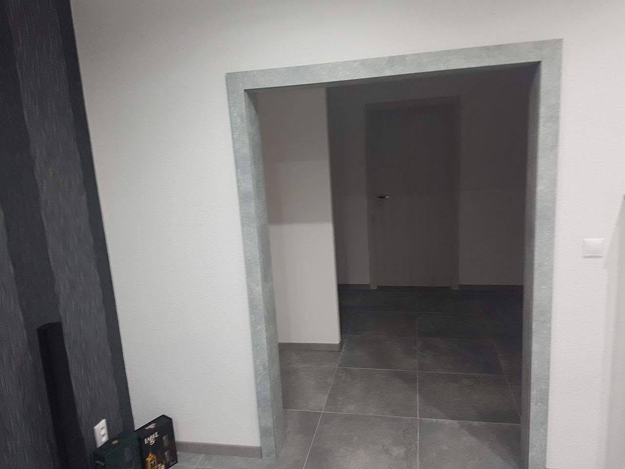 Breite Wandöffnung mit Verkleidung in heller Betonoptik