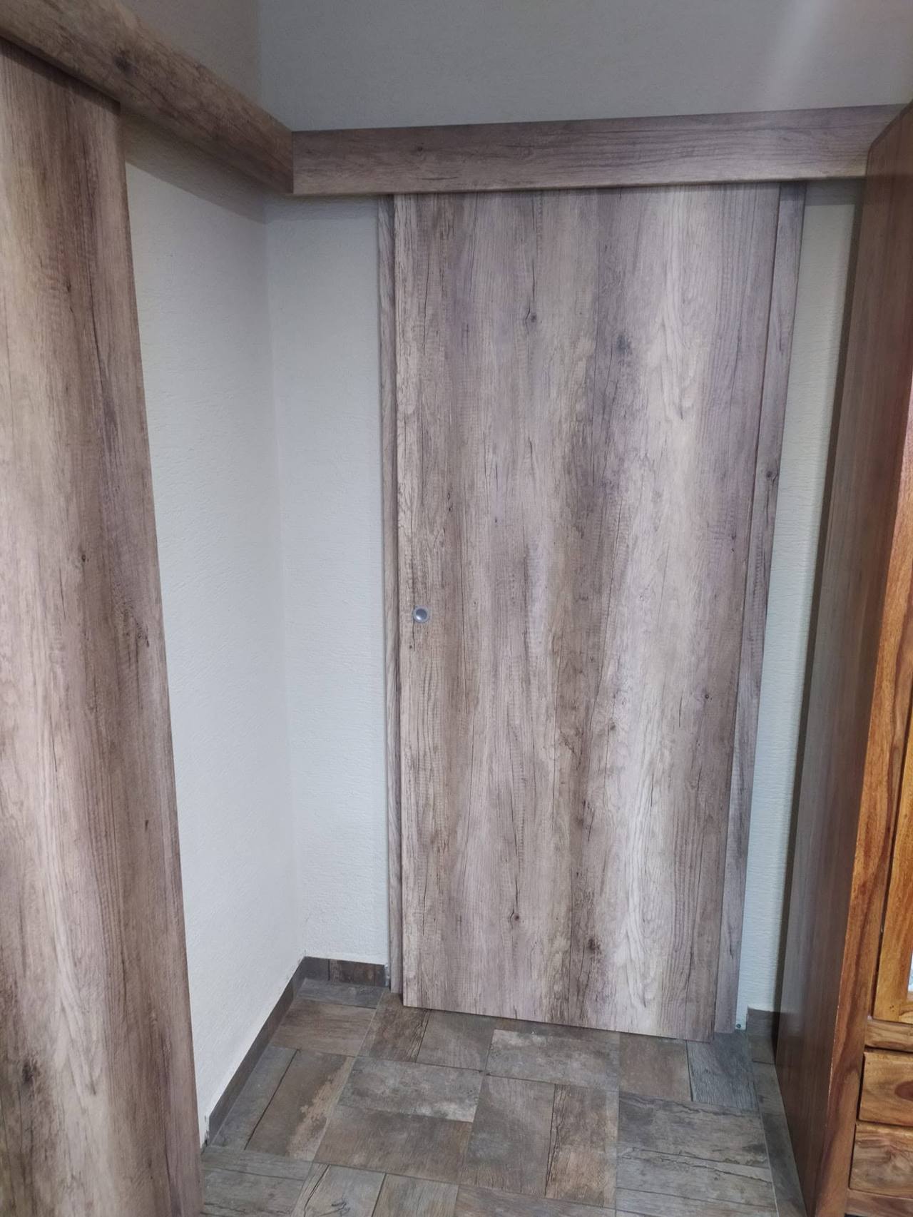 Blick in die mit hellgrauen Paneelen verkleidete Einbaunische