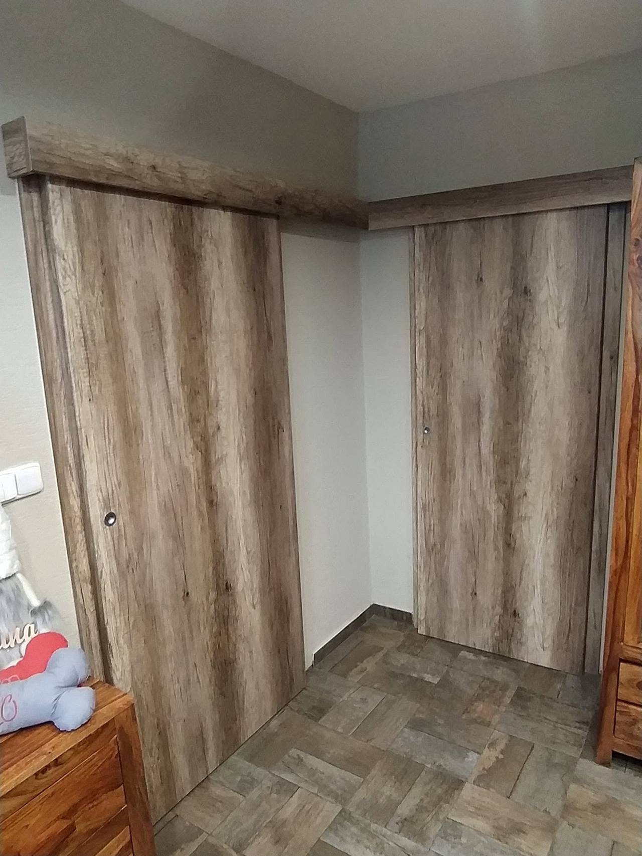 Ecke der verkleideten Nische mit Fliesenboden