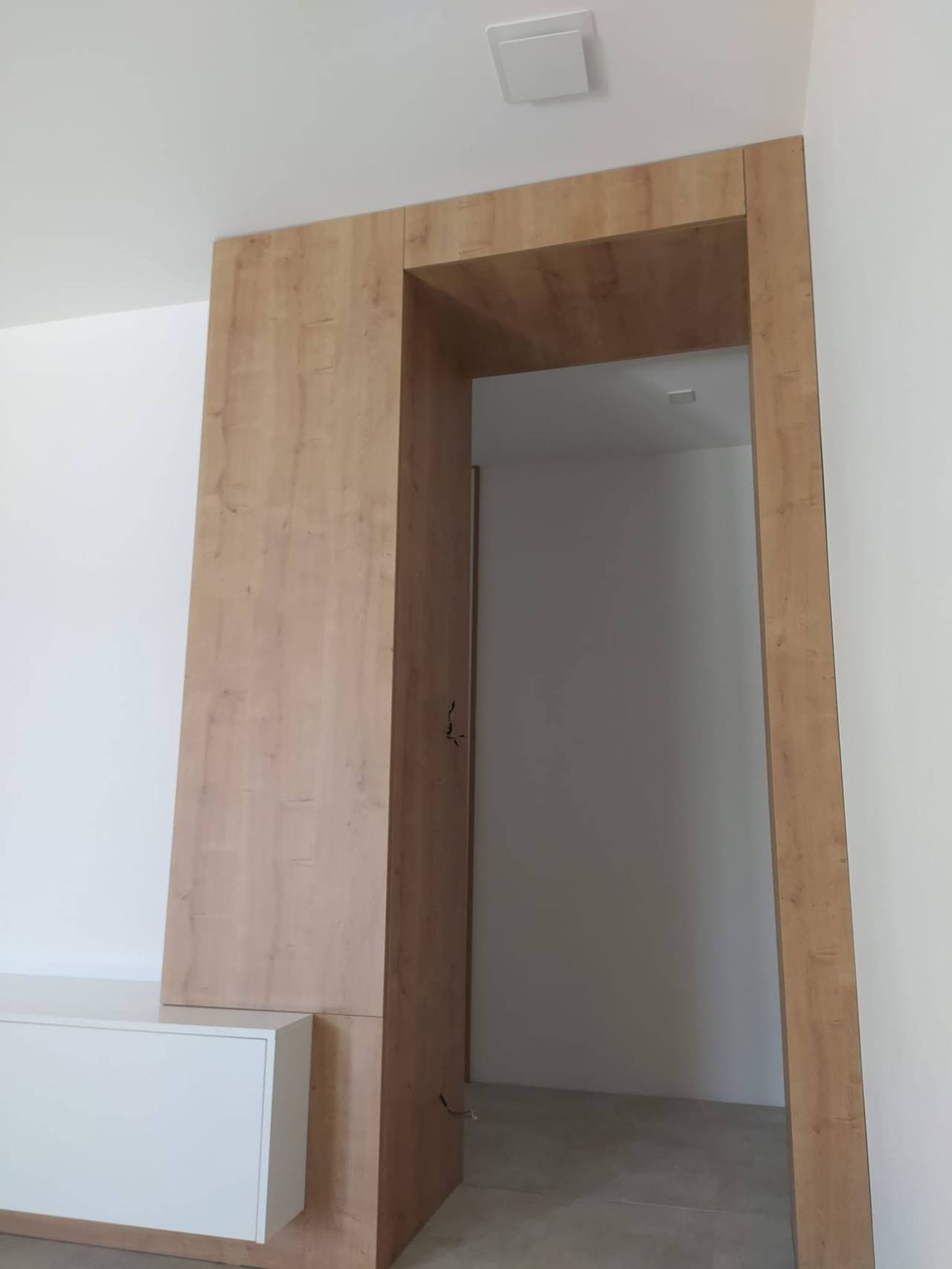 Obložková zárubňa v orechovom dekore osadená v stavebnom otvore