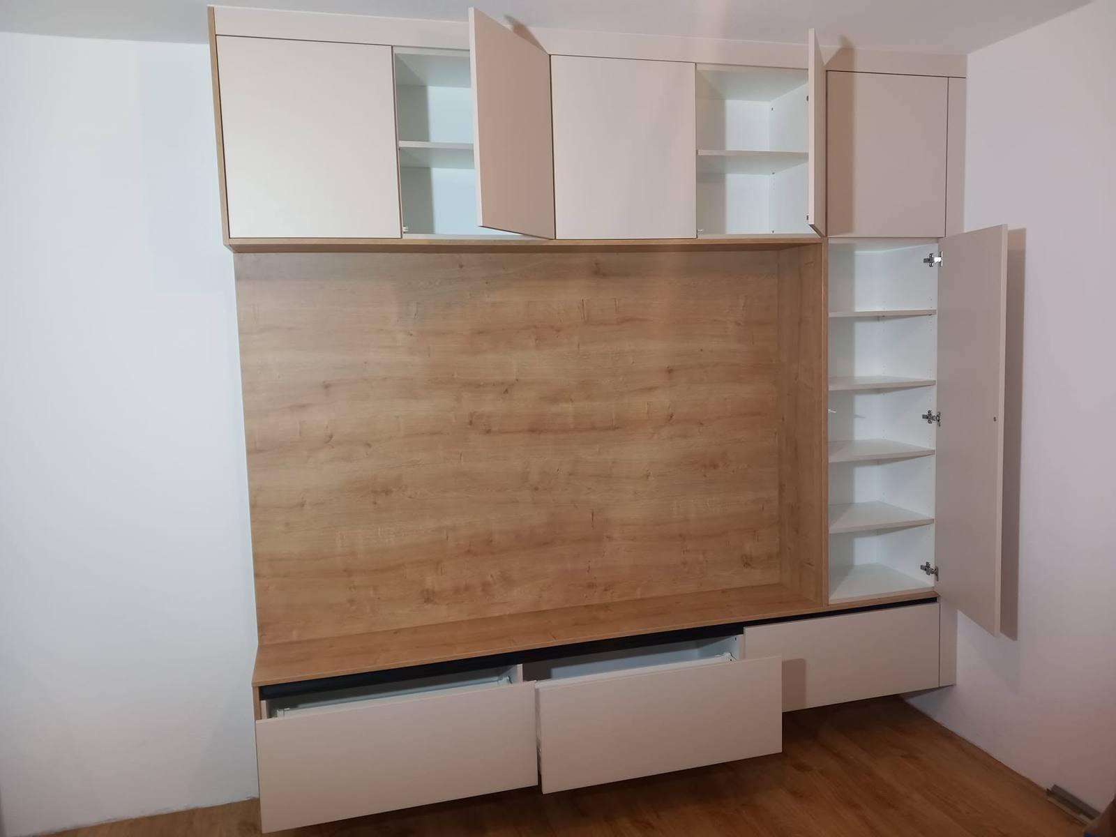 Cremefarbene Wohnwand mit Eichen-TV-Panel und Laden