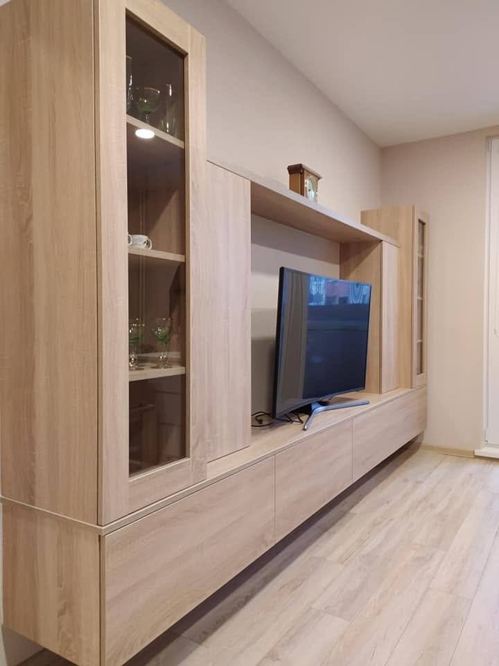 Wohnwand in Eiche mit verglaster Vitrine und TV-Nische