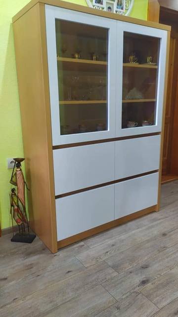 Hohe Vitrine mit Glastüren und weißen Klappen