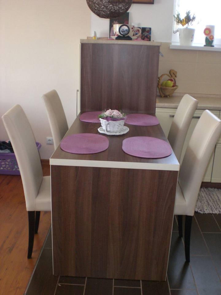 Esstheke verbunden mit Nussbaum-Schrank und beigen Stühlen