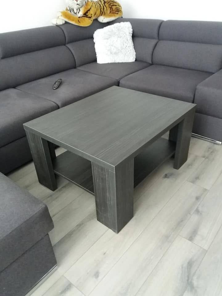 Grauer quadratischer Couchtisch mit Ablage vor der Eckcouch