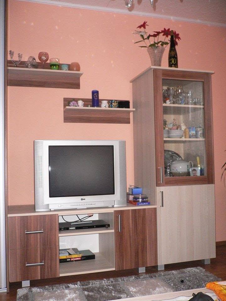 Wohnwand mit Vitrine und Regalen im Kirschbaumdekor