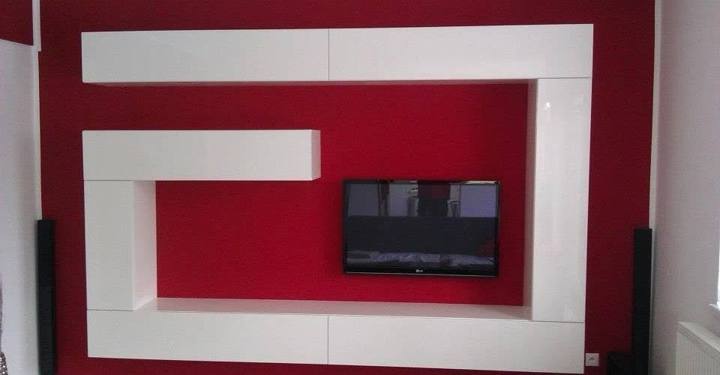 Weiße Rahmen-TV-Wand mit Regalen an roter Wand